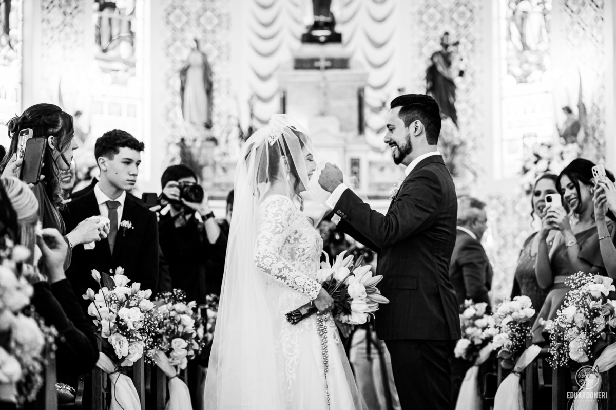 Isa e Pedro se uniram pela fé em uma cerimônia emocionante com missa e sacramento do matrimônio. Veja as fotos desse casamento cheio de amor na Vinícola La Dorni, onde a distância foi superada e Jesus se tornou o alicerce de uma união eterna.