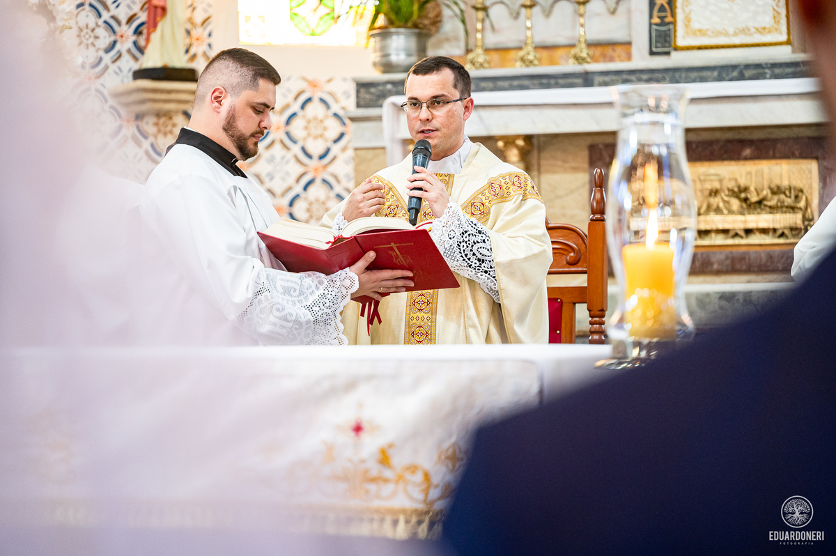 Isa e Pedro se uniram pela fé em uma cerimônia emocionante com missa e sacramento do matrimônio. Veja as fotos desse casamento cheio de amor na Vinícola La Dorni, onde a distância foi superada e Jesus se tornou o alicerce de uma união eterna.