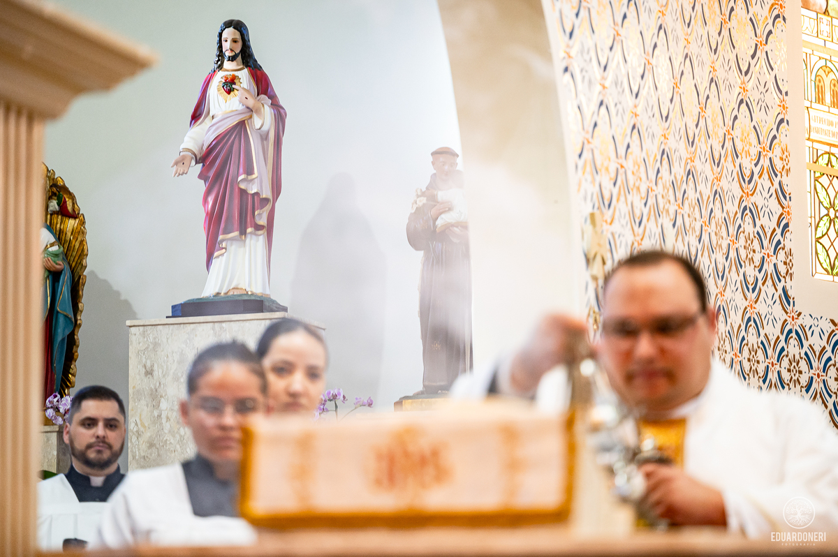 Isa e Pedro se uniram pela fé em uma cerimônia emocionante com missa e sacramento do matrimônio. Veja as fotos desse casamento cheio de amor na Vinícola La Dorni, onde a distância foi superada e Jesus se tornou o alicerce de uma união eterna.