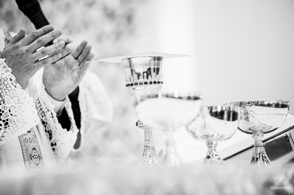 Isa e Pedro se uniram pela fé em uma cerimônia emocionante com missa e sacramento do matrimônio. Veja as fotos desse casamento cheio de amor na Vinícola La Dorni, onde a distância foi superada e Jesus se tornou o alicerce de uma união eterna.