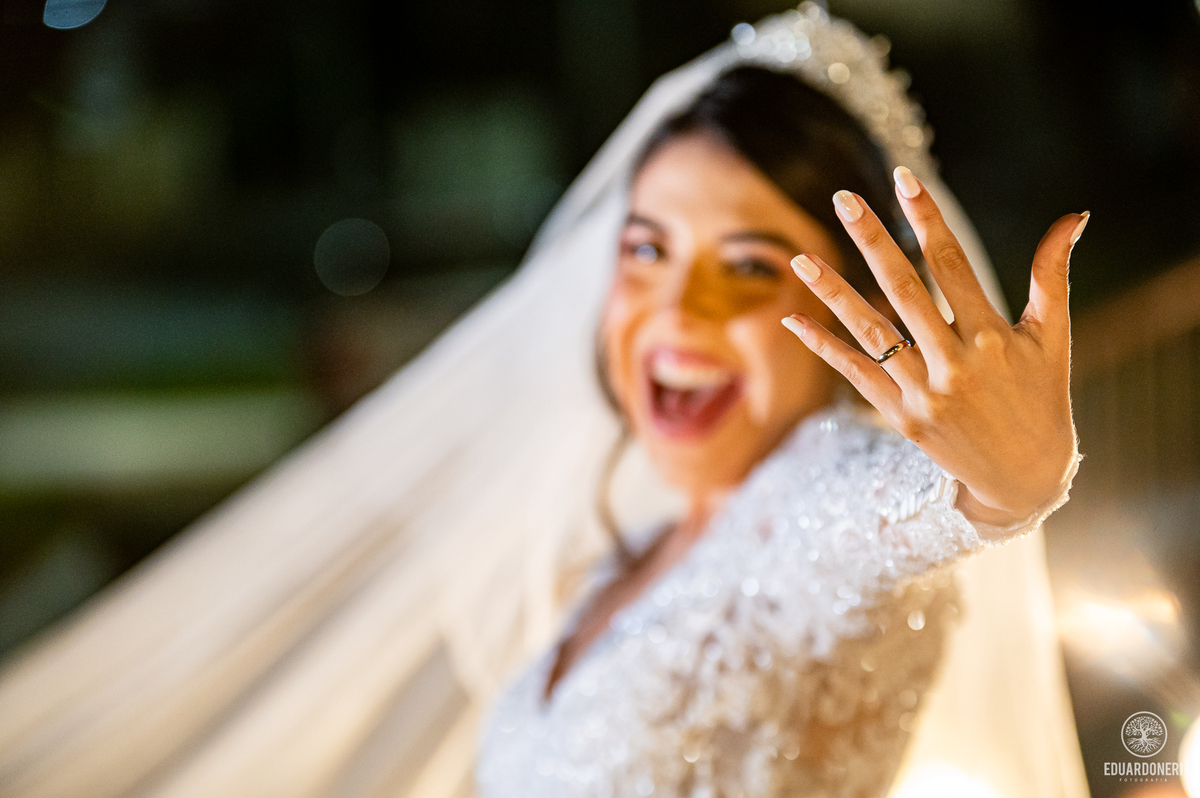 Isa e Pedro se uniram pela fé em uma cerimônia emocionante com missa e sacramento do matrimônio. Veja as fotos desse casamento cheio de amor na Vinícola La Dorni, onde a distância foi superada e Jesus se tornou o alicerce de uma união eterna.