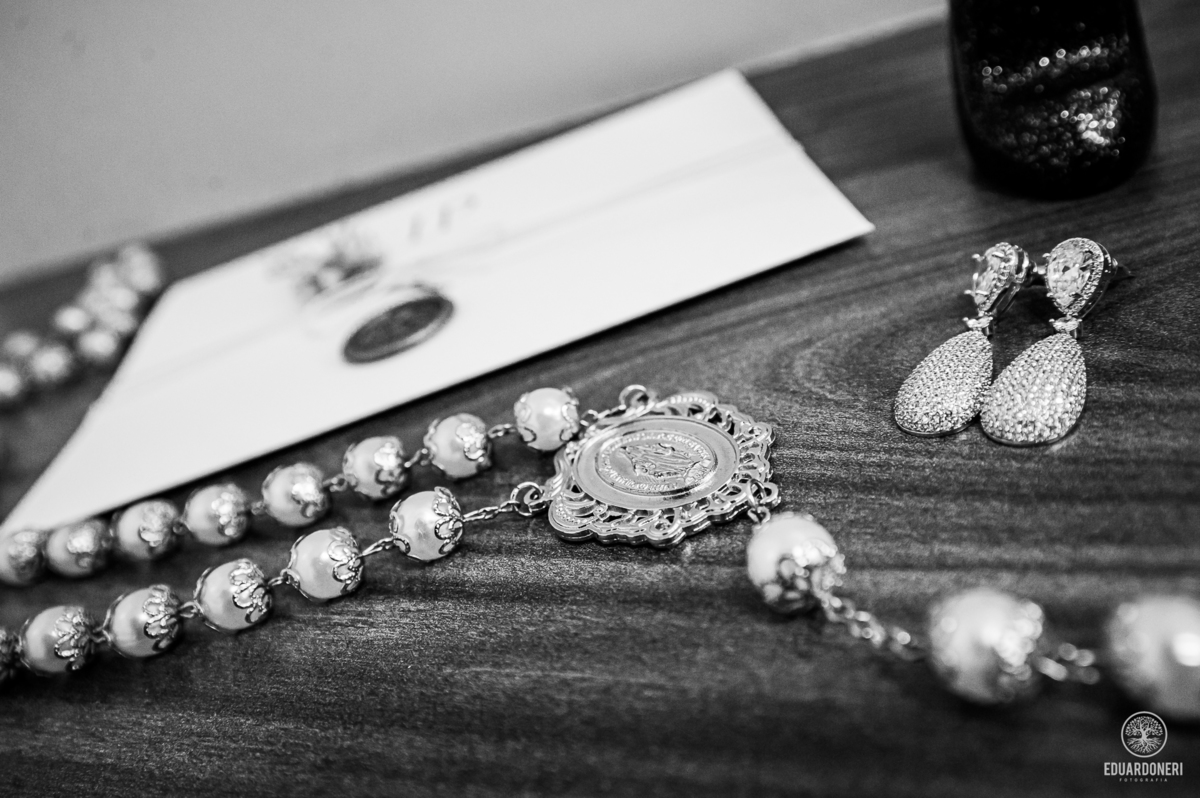 Isa e Pedro se uniram pela fé em uma cerimônia emocionante com missa e sacramento do matrimônio. Veja as fotos desse casamento cheio de amor na Vinícola La Dorni, onde a distância foi superada e Jesus se tornou o alicerce de uma união eterna.