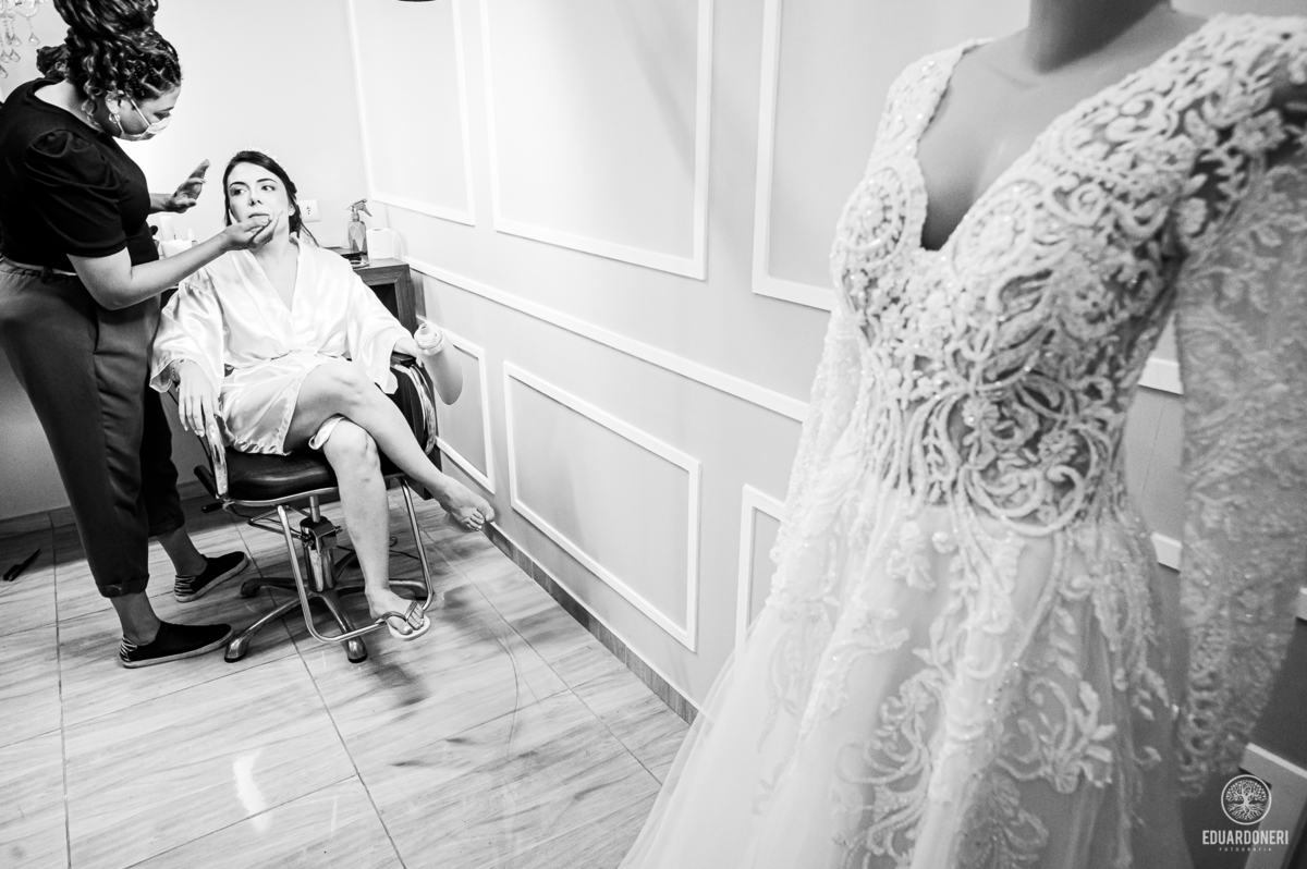 Isa e Pedro se uniram pela fé em uma cerimônia emocionante com missa e sacramento do matrimônio. Veja as fotos desse casamento cheio de amor na Vinícola La Dorni, onde a distância foi superada e Jesus se tornou o alicerce de uma união eterna.