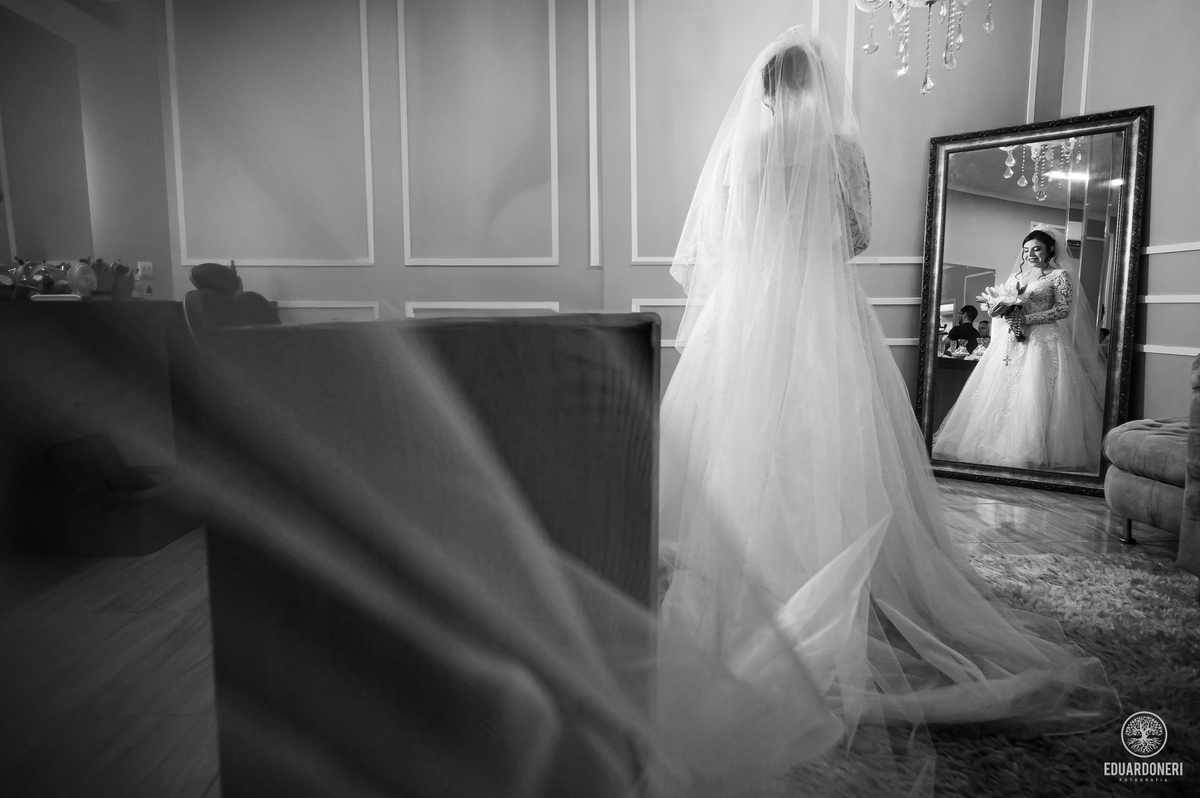 Isa e Pedro se uniram pela fé em uma cerimônia emocionante com missa e sacramento do matrimônio. Veja as fotos desse casamento cheio de amor na Vinícola La Dorni, onde a distância foi superada e Jesus se tornou o alicerce de uma união eterna.