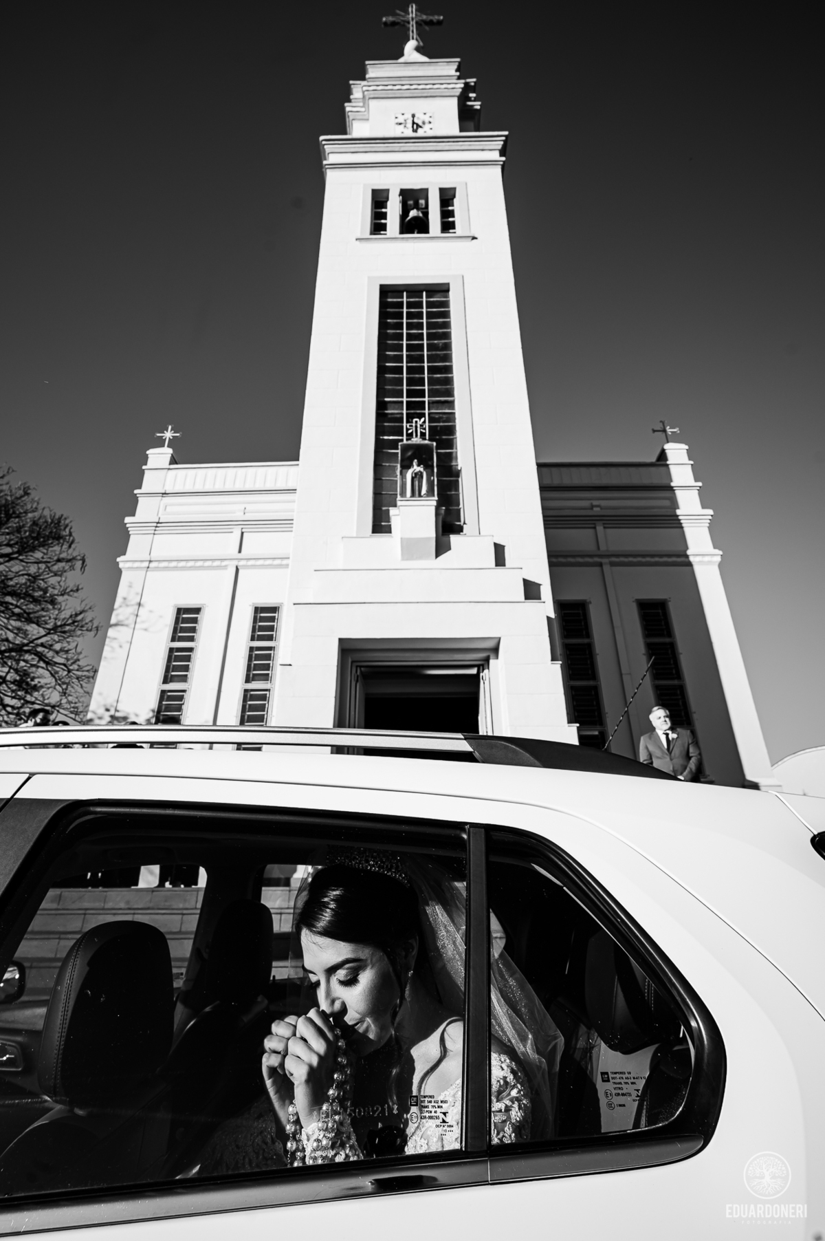Isa e Pedro se uniram pela fé em uma cerimônia emocionante com missa e sacramento do matrimônio. Veja as fotos desse casamento cheio de amor na Vinícola La Dorni, onde a distância foi superada e Jesus se tornou o alicerce de uma união eterna.