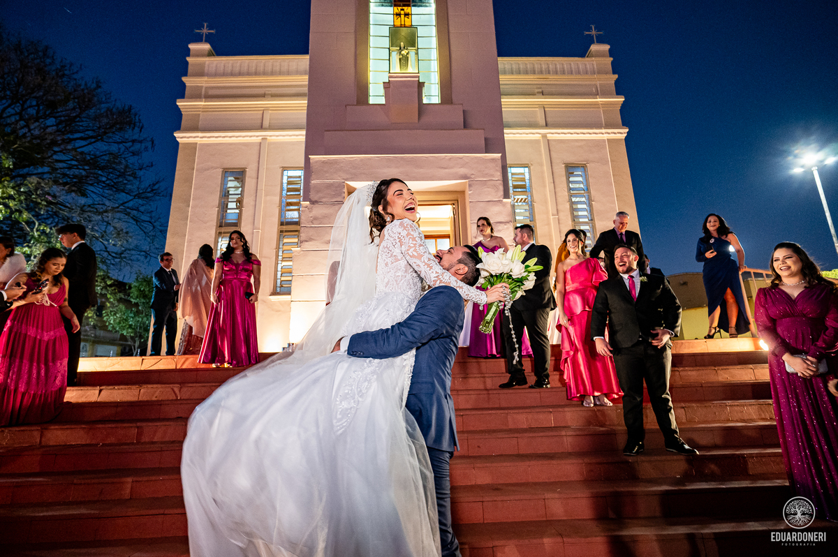 Isa e Pedro se uniram pela fé em uma cerimônia emocionante com missa e sacramento do matrimônio. Veja as fotos desse casamento cheio de amor na Vinícola La Dorni, onde a distância foi superada e Jesus se tornou o alicerce de uma união eterna.
