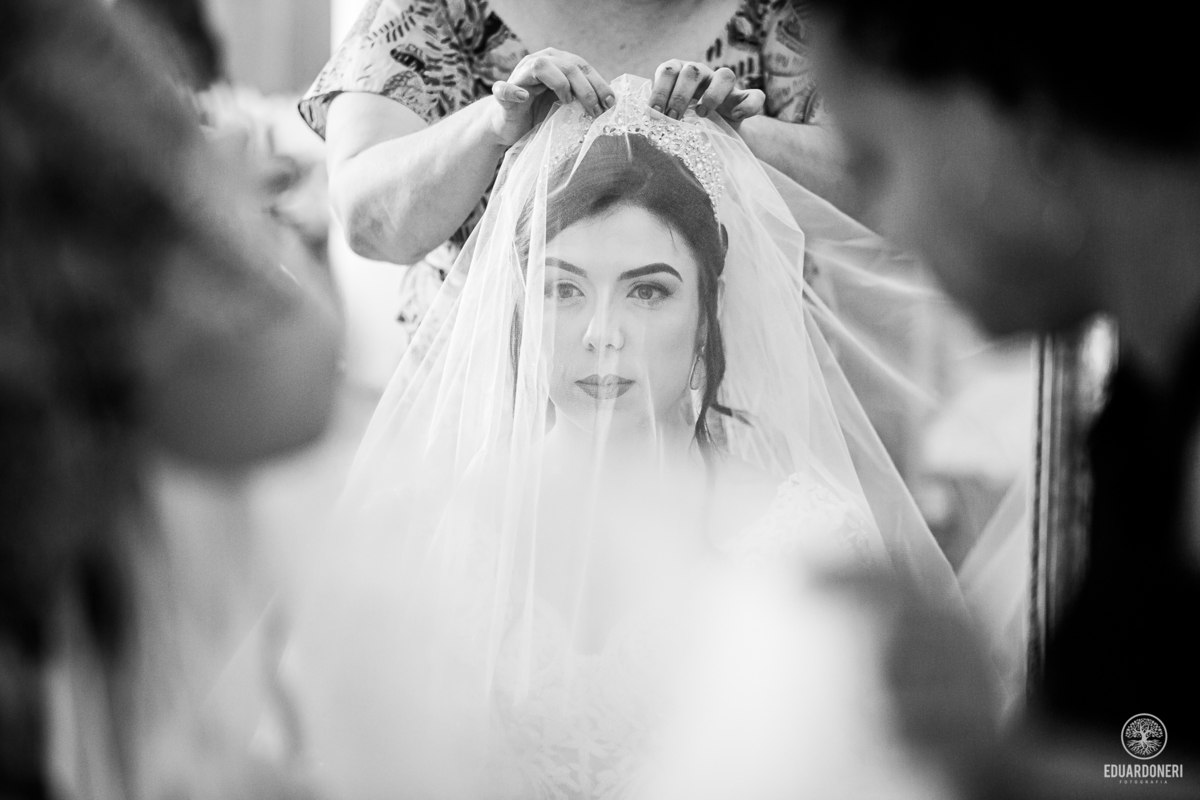 Isa e Pedro se uniram pela fé em uma cerimônia emocionante com missa e sacramento do matrimônio. Veja as fotos desse casamento cheio de amor na Vinícola La Dorni, onde a distância foi superada e Jesus se tornou o alicerce de uma união eterna.