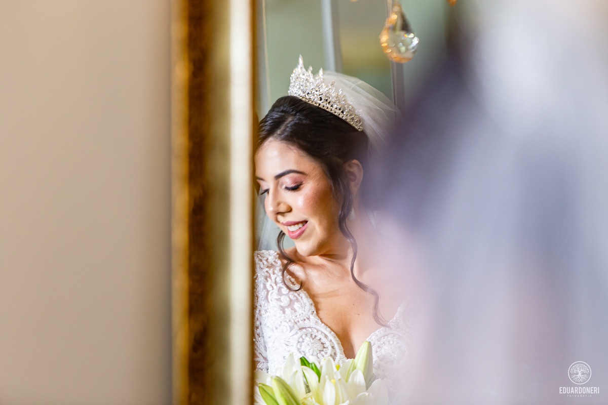Isa e Pedro se uniram pela fé em uma cerimônia emocionante com missa e sacramento do matrimônio. Veja as fotos desse casamento cheio de amor na Vinícola La Dorni, onde a distância foi superada e Jesus se tornou o alicerce de uma união eterna.