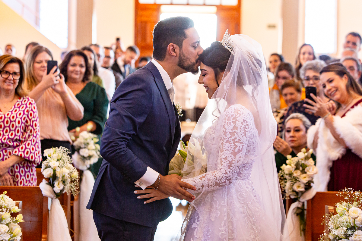 Isa e Pedro se uniram pela fé em uma cerimônia emocionante com missa e sacramento do matrimônio. Veja as fotos desse casamento cheio de amor na Vinícola La Dorni, onde a distância foi superada e Jesus se tornou o alicerce de uma união eterna.