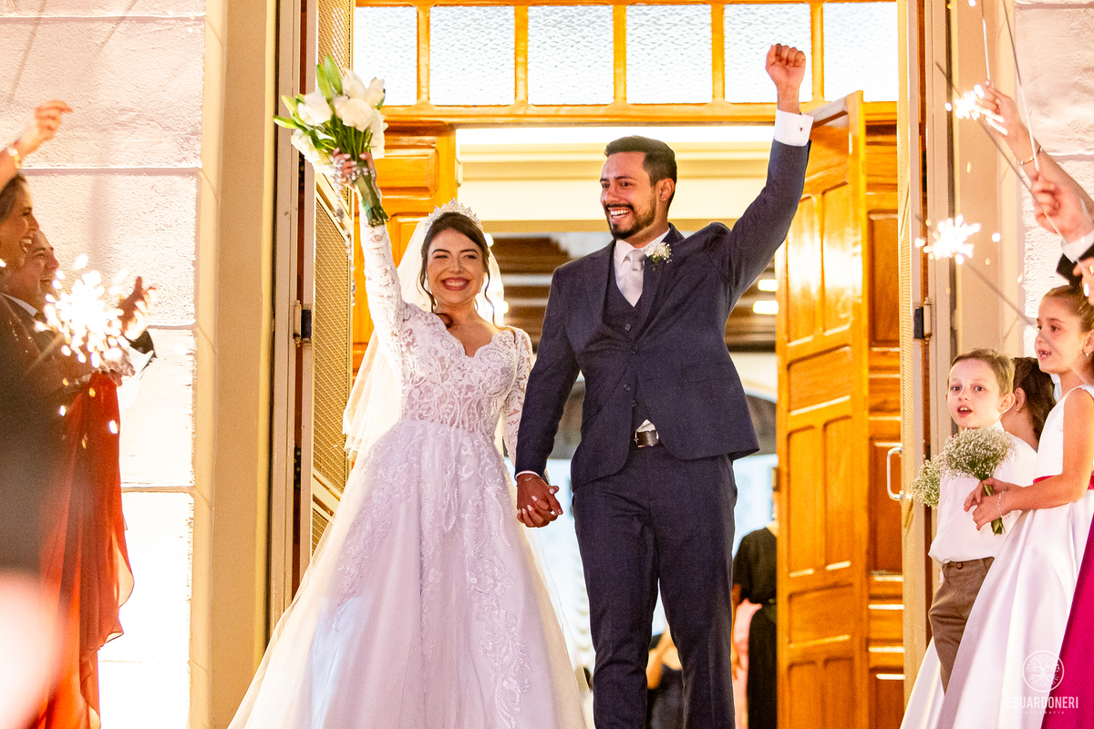 Isa e Pedro se uniram pela fé em uma cerimônia emocionante com missa e sacramento do matrimônio. Veja as fotos desse casamento cheio de amor na Vinícola La Dorni, onde a distância foi superada e Jesus se tornou o alicerce de uma união eterna.