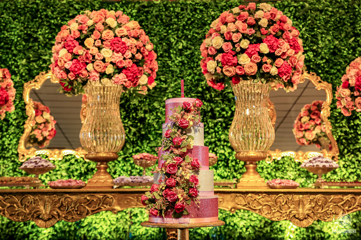 Fotografia de 15 anos da Yuri: uma bailarina cristã que celebra sua transição para a vida adulta. Capturamos momentos únicos de uma jovem talentosa na música e dança. Veja as fotos desse aniversário inesquecível em nosso site.