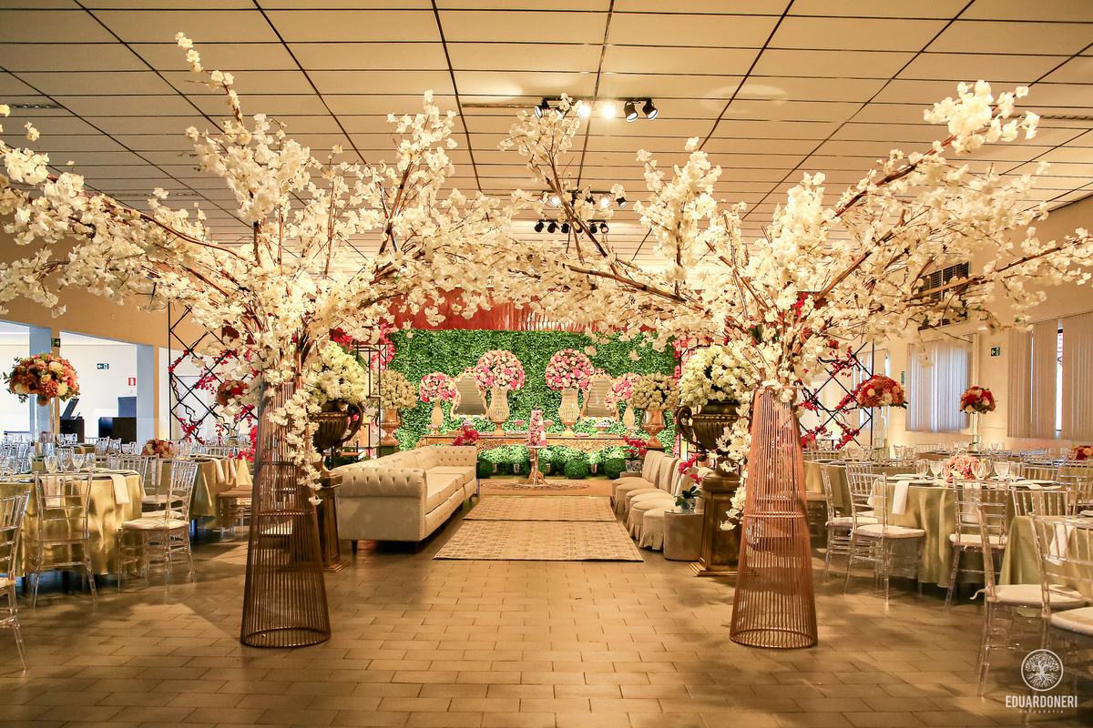 Fotografia de 15 anos da Yuri: uma bailarina cristã que celebra sua transição para a vida adulta. Capturamos momentos únicos de uma jovem talentosa na música e dança. Veja as fotos desse aniversário inesquecível em nosso site.
