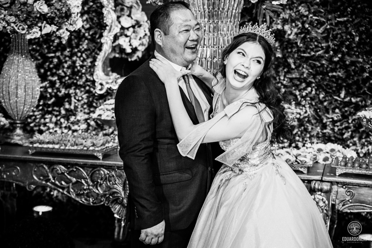 Fotografia de 15 anos da Yuri: uma bailarina cristã que celebra sua transição para a vida adulta. Capturamos momentos únicos de uma jovem talentosa na música e dança. Veja as fotos desse aniversário inesquecível em nosso site.