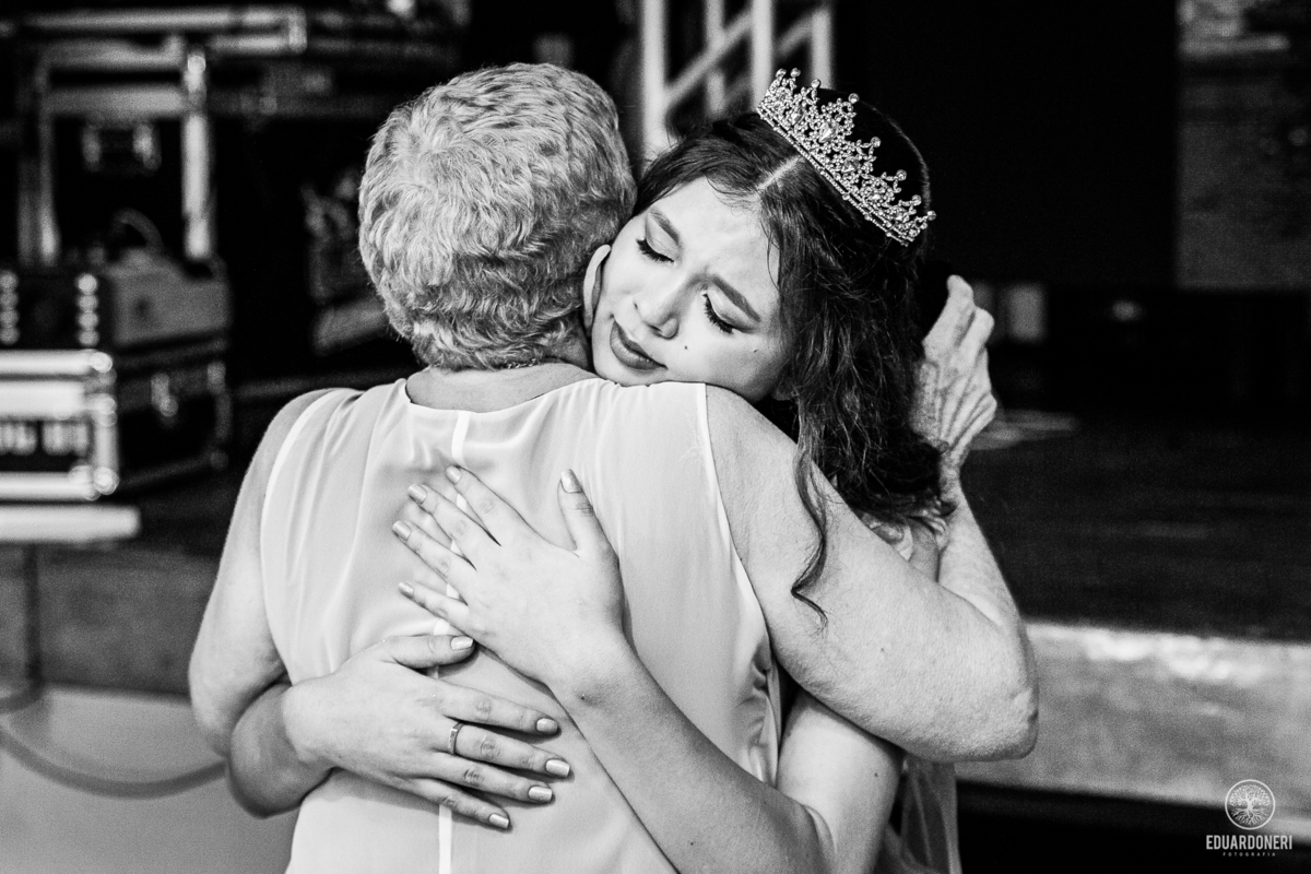 Fotografia de 15 anos da Yuri: uma bailarina cristã que celebra sua transição para a vida adulta. Capturamos momentos únicos de uma jovem talentosa na música e dança. Veja as fotos desse aniversário inesquecível em nosso site.