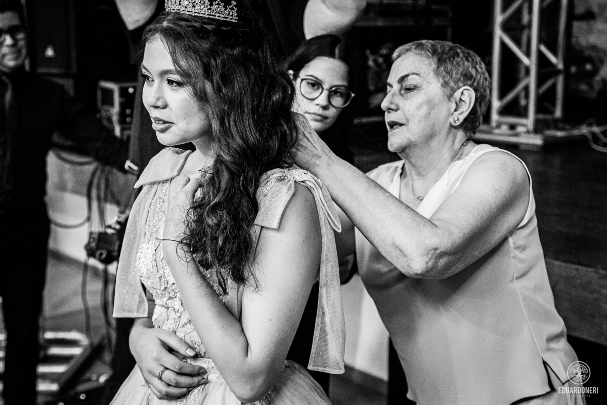 Fotografia de 15 anos da Yuri: uma bailarina cristã que celebra sua transição para a vida adulta. Capturamos momentos únicos de uma jovem talentosa na música e dança. Veja as fotos desse aniversário inesquecível em nosso site.