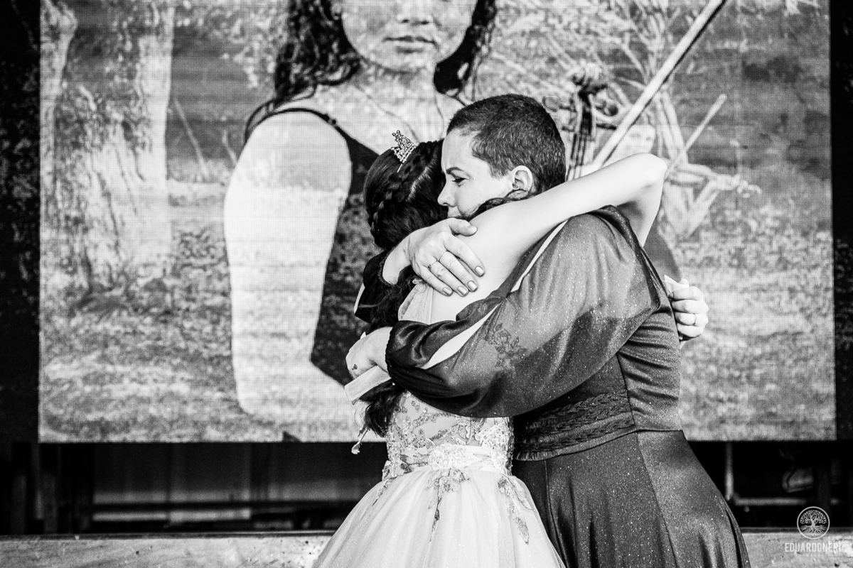 Fotografia de 15 anos da Yuri: uma bailarina cristã que celebra sua transição para a vida adulta. Capturamos momentos únicos de uma jovem talentosa na música e dança. Veja as fotos desse aniversário inesquecível em nosso site.