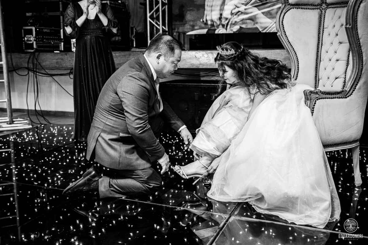 Fotografia de 15 anos da Yuri: uma bailarina cristã que celebra sua transição para a vida adulta. Capturamos momentos únicos de uma jovem talentosa na música e dança. Veja as fotos desse aniversário inesquecível em nosso site.