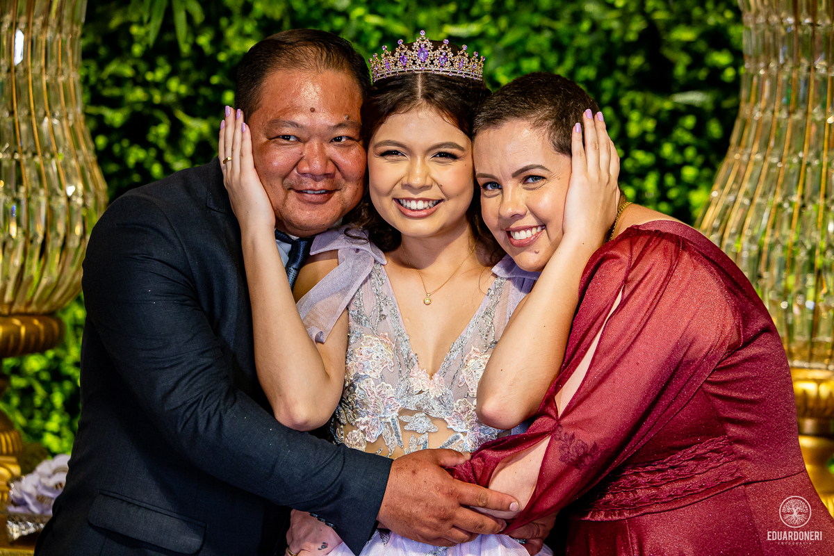 Fotografia de 15 anos da Yuri: uma bailarina cristã que celebra sua transição para a vida adulta. Capturamos momentos únicos de uma jovem talentosa na música e dança. Veja as fotos desse aniversário inesquecível em nosso site.