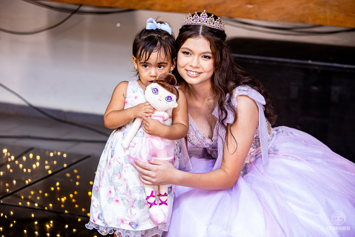 Fotografia de 15 anos da Yuri: uma bailarina cristã que celebra sua transição para a vida adulta. Capturamos momentos únicos de uma jovem talentosa na música e dança. Veja as fotos desse aniversário inesquecível em nosso site.