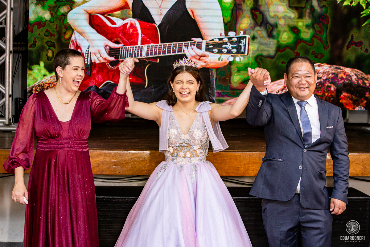 Fotografia de 15 anos da Yuri: uma bailarina cristã que celebra sua transição para a vida adulta. Capturamos momentos únicos de uma jovem talentosa na música e dança. Veja as fotos desse aniversário inesquecível em nosso site.