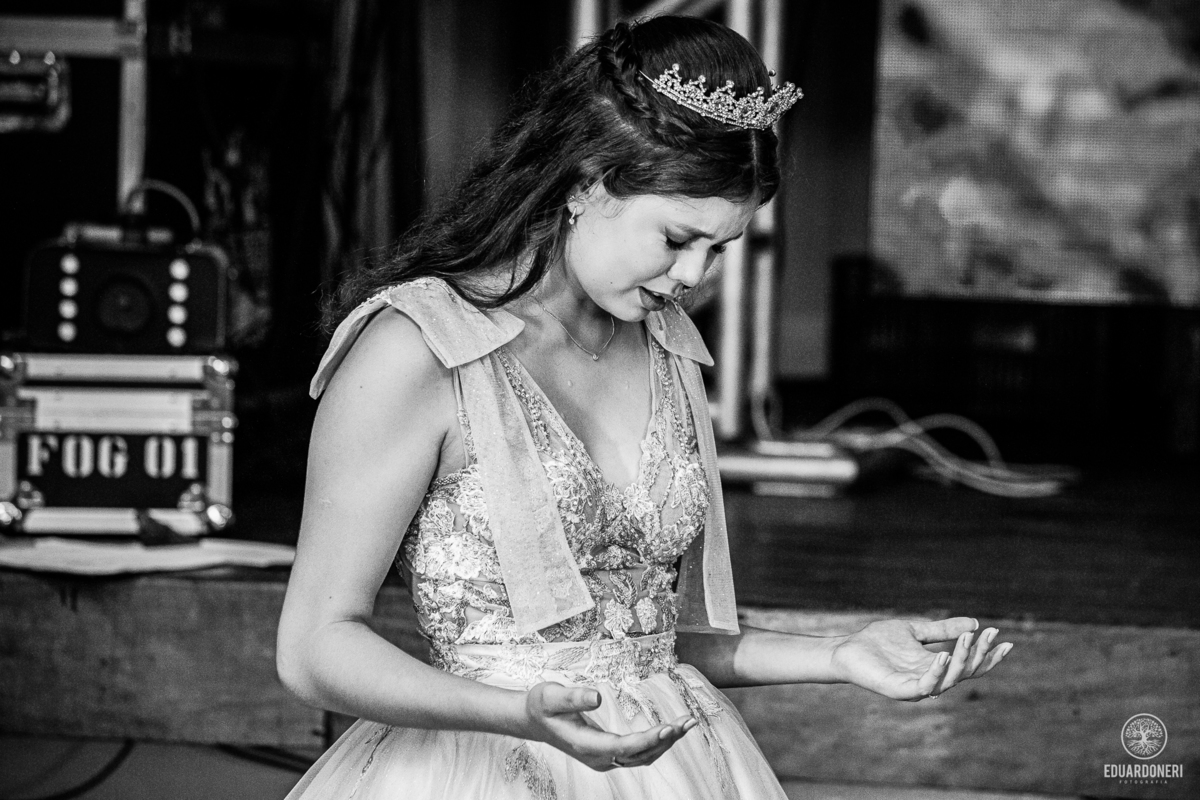 Fotografia de 15 anos da Yuri: uma bailarina cristã que celebra sua transição para a vida adulta. Capturamos momentos únicos de uma jovem talentosa na música e dança. Veja as fotos desse aniversário inesquecível em nosso site.