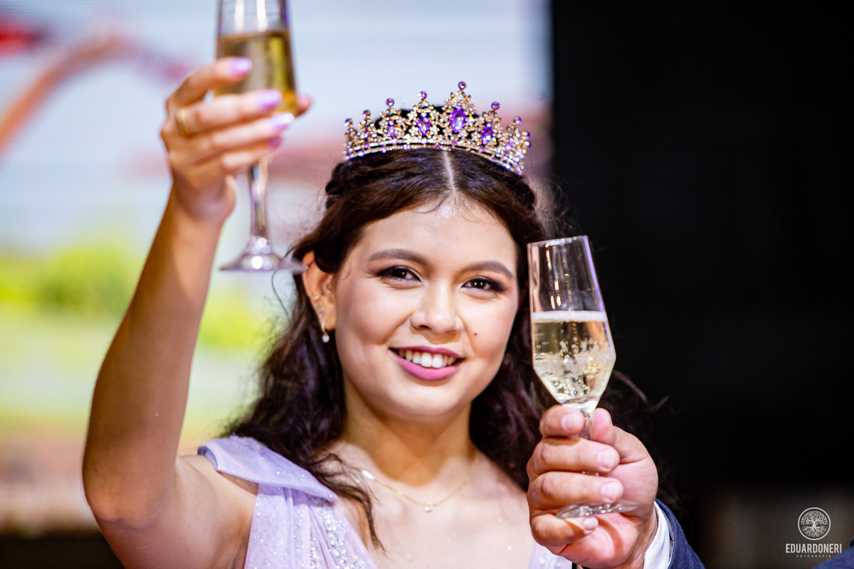 Fotografia de 15 anos da Yuri: uma bailarina cristã que celebra sua transição para a vida adulta. Capturamos momentos únicos de uma jovem talentosa na música e dança. Veja as fotos desse aniversário inesquecível em nosso site.