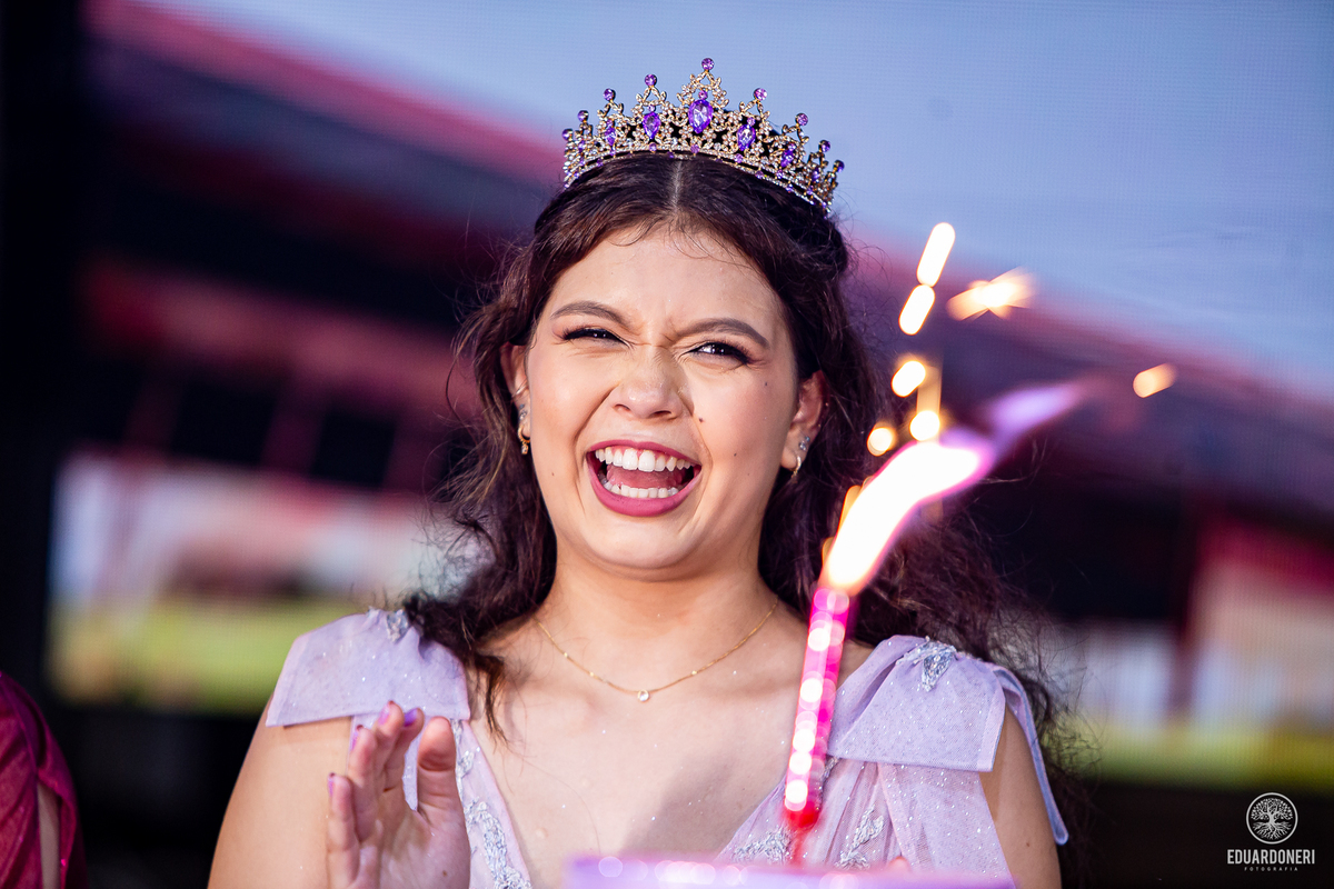 Fotografia de 15 anos da Yuri: uma bailarina cristã que celebra sua transição para a vida adulta. Capturamos momentos únicos de uma jovem talentosa na música e dança. Veja as fotos desse aniversário inesquecível em nosso site.