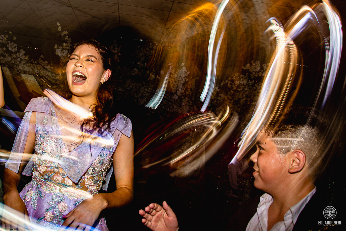 Fotografia de 15 anos da Yuri: uma bailarina cristã que celebra sua transição para a vida adulta. Capturamos momentos únicos de uma jovem talentosa na música e dança. Veja as fotos desse aniversário inesquecível em nosso site.
