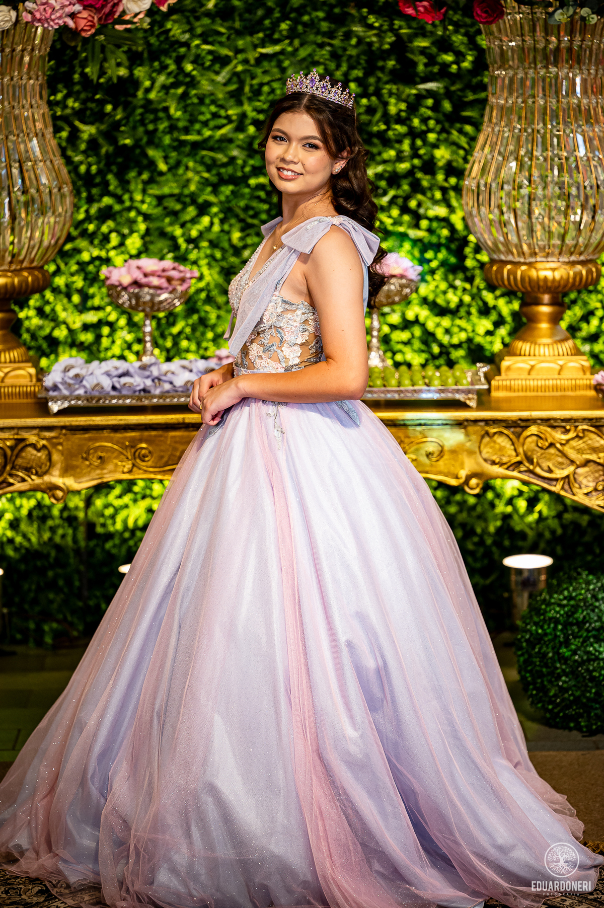 Fotografia de 15 anos da Yuri: uma bailarina cristã que celebra sua transição para a vida adulta. Capturamos momentos únicos de uma jovem talentosa na música e dança. Veja as fotos desse aniversário inesquecível em nosso site.