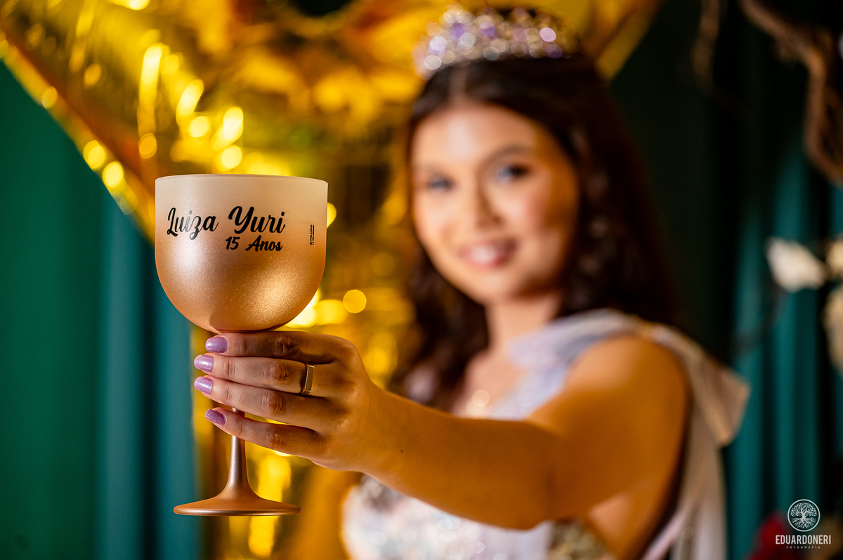 Fotografia de 15 anos da Yuri: uma bailarina cristã que celebra sua transição para a vida adulta. Capturamos momentos únicos de uma jovem talentosa na música e dança. Veja as fotos desse aniversário inesquecível em nosso site.