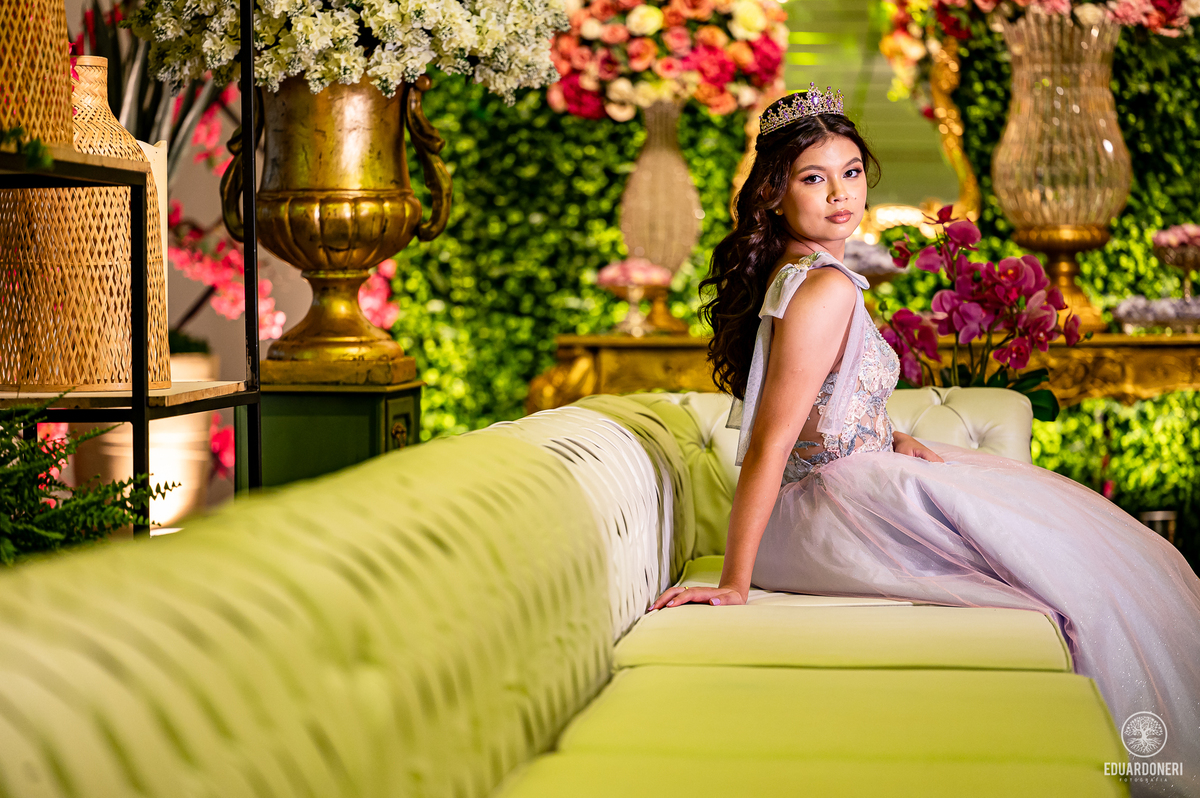 Fotografia de 15 anos da Yuri: uma bailarina cristã que celebra sua transição para a vida adulta. Capturamos momentos únicos de uma jovem talentosa na música e dança. Veja as fotos desse aniversário inesquecível em nosso site.