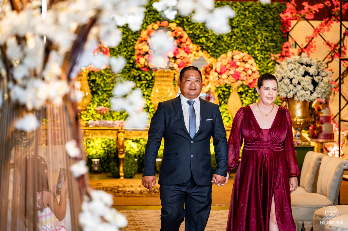 Fotografia de 15 anos da Yuri: uma bailarina cristã que celebra sua transição para a vida adulta. Capturamos momentos únicos de uma jovem talentosa na música e dança. Veja as fotos desse aniversário inesquecível em nosso site.