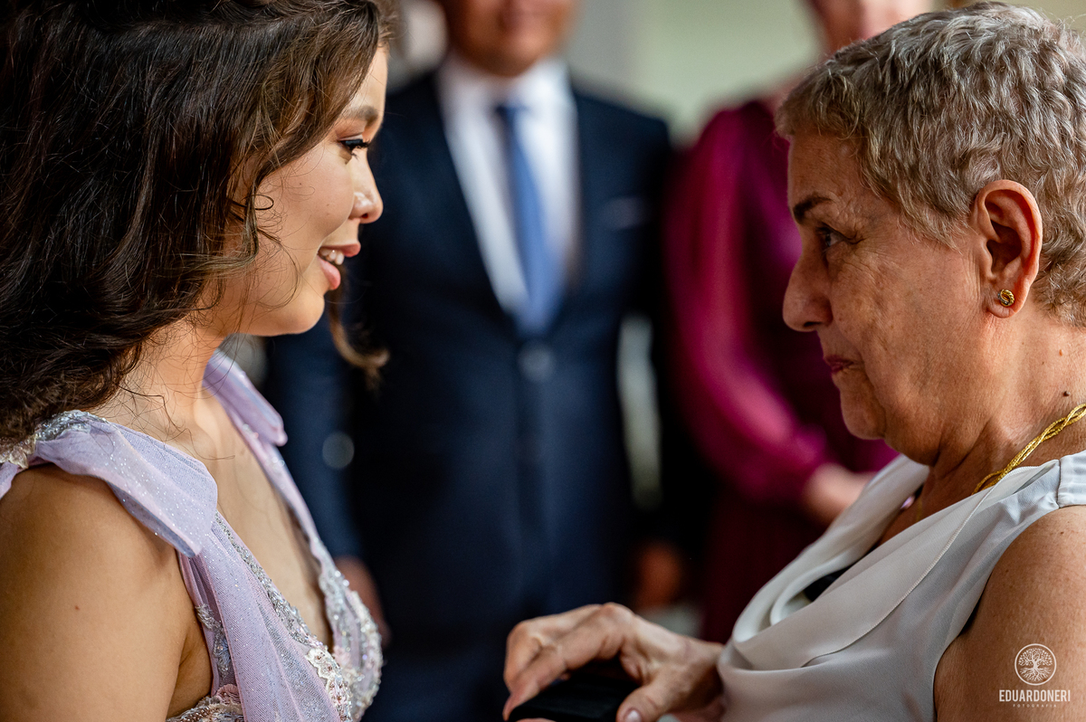 Fotografia de 15 anos da Yuri: uma bailarina cristã que celebra sua transição para a vida adulta. Capturamos momentos únicos de uma jovem talentosa na música e dança. Veja as fotos desse aniversário inesquecível em nosso site.