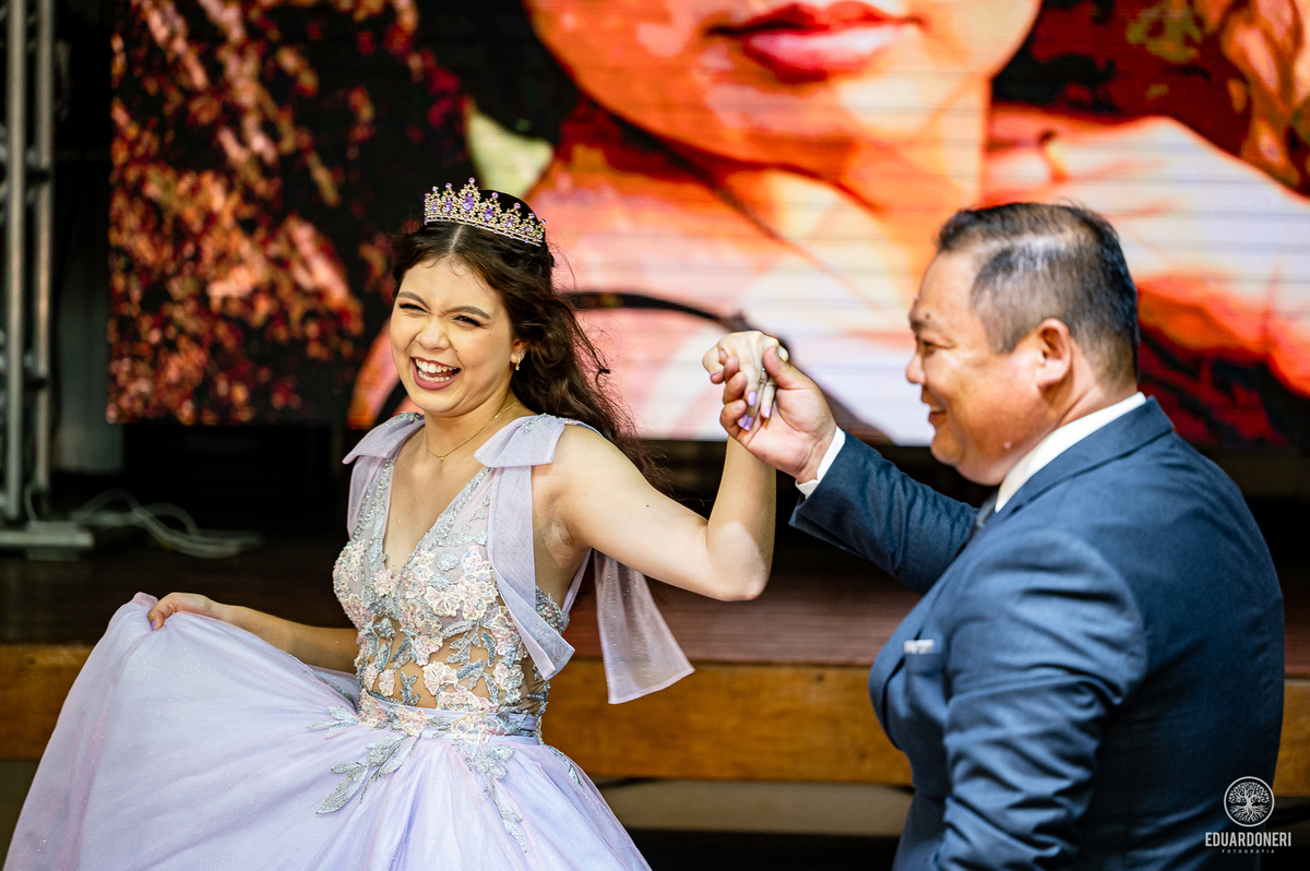 Fotografia de 15 anos da Yuri: uma bailarina cristã que celebra sua transição para a vida adulta. Capturamos momentos únicos de uma jovem talentosa na música e dança. Veja as fotos desse aniversário inesquecível em nosso site.