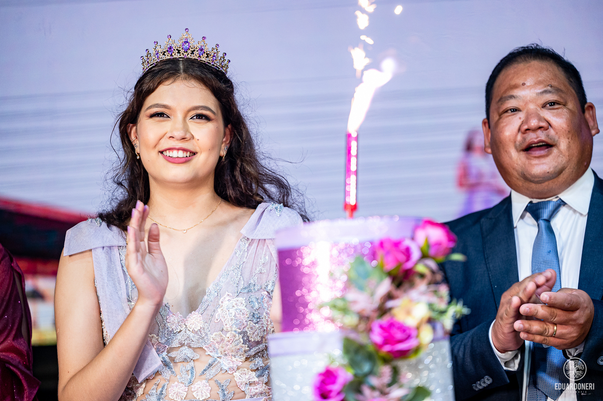 Fotografia de 15 anos da Yuri: uma bailarina cristã que celebra sua transição para a vida adulta. Capturamos momentos únicos de uma jovem talentosa na música e dança. Veja as fotos desse aniversário inesquecível em nosso site.