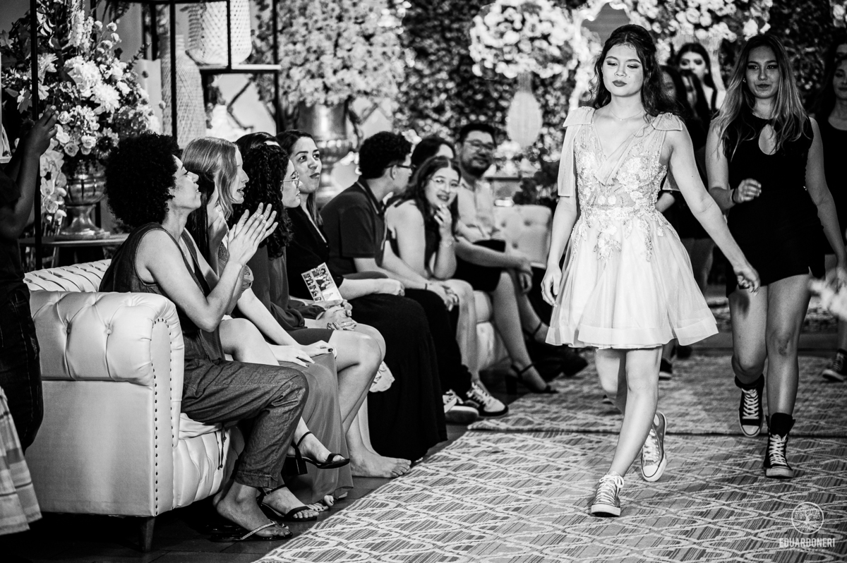 Fotografia de 15 anos da Yuri: uma bailarina cristã que celebra sua transição para a vida adulta. Capturamos momentos únicos de uma jovem talentosa na música e dança. Veja as fotos desse aniversário inesquecível em nosso site.