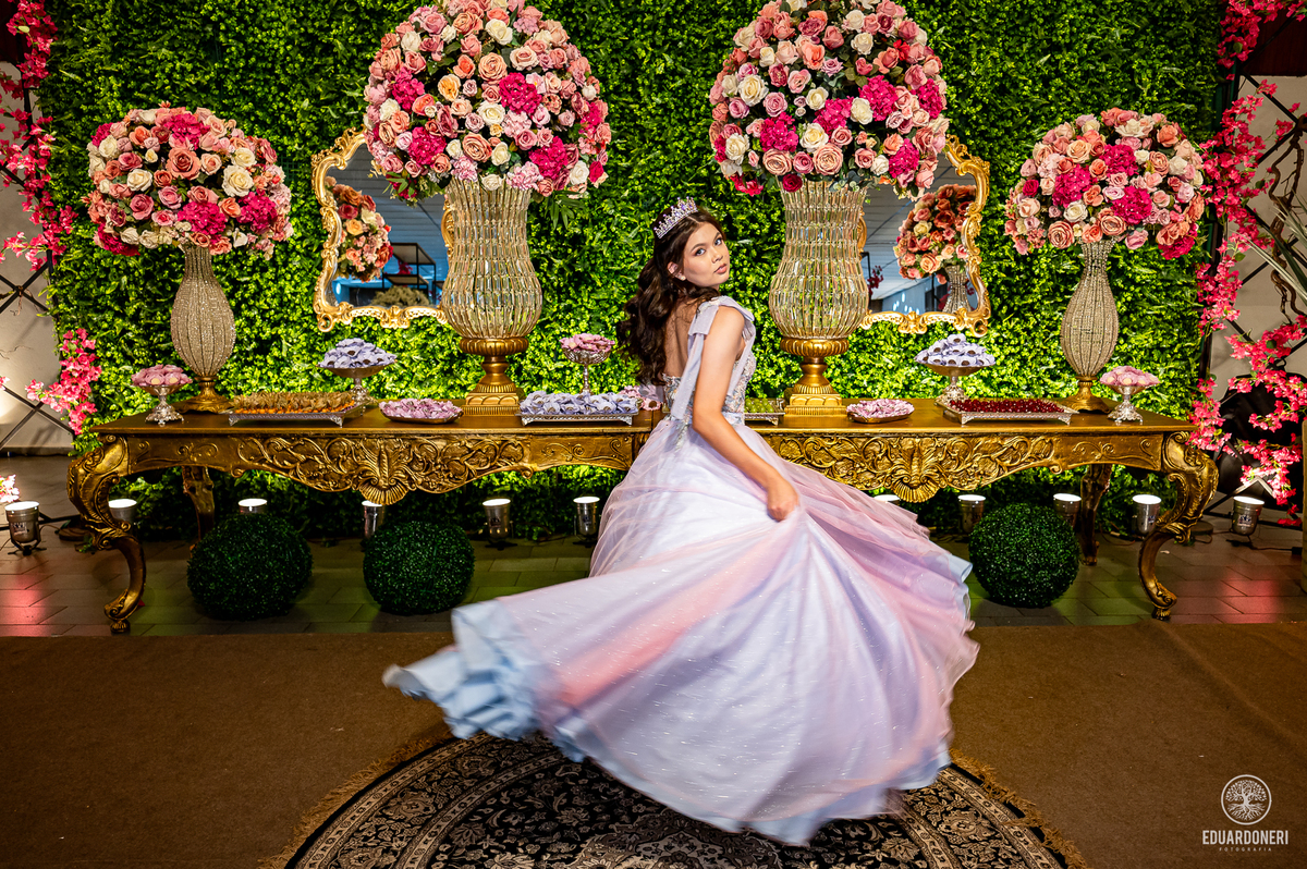 Fotografia de 15 anos da Yuri: uma bailarina cristã que celebra sua transição para a vida adulta. Capturamos momentos únicos de uma jovem talentosa na música e dança. Veja as fotos desse aniversário inesquecível em nosso site.