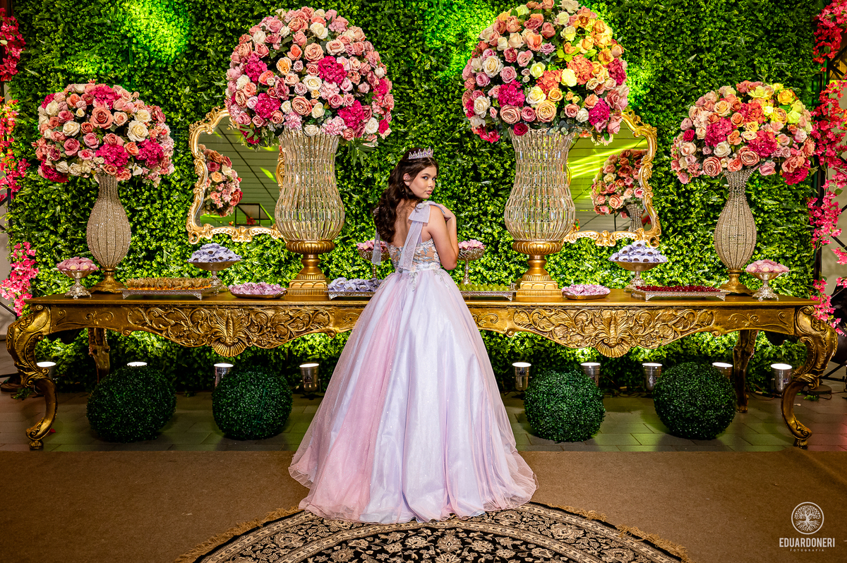 Fotografia de 15 anos da Yuri: uma bailarina cristã que celebra sua transição para a vida adulta. Capturamos momentos únicos de uma jovem talentosa na música e dança. Veja as fotos desse aniversário inesquecível em nosso site.