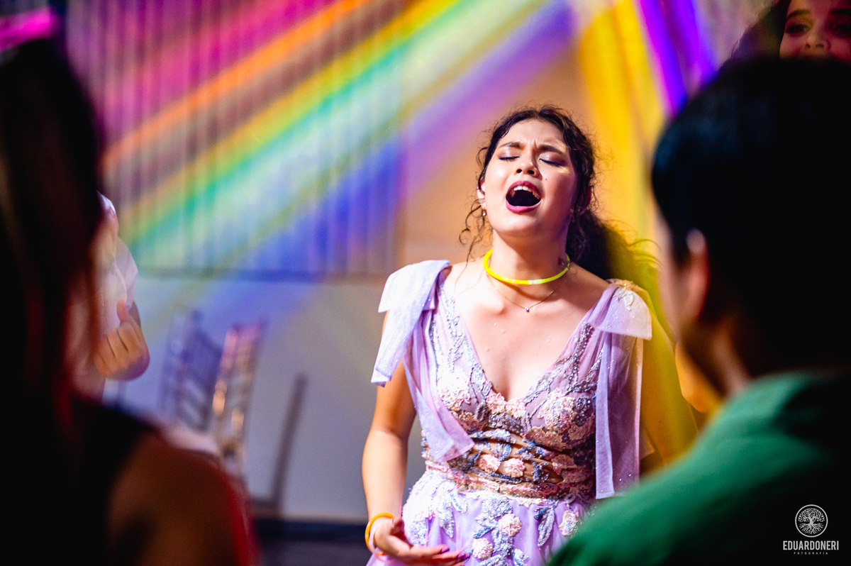 Fotografia de 15 anos da Yuri: uma bailarina cristã que celebra sua transição para a vida adulta. Capturamos momentos únicos de uma jovem talentosa na música e dança. Veja as fotos desse aniversário inesquecível em nosso site.