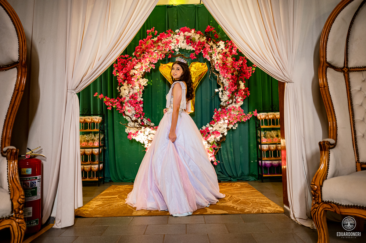 Fotografia de 15 anos da Yuri: uma bailarina cristã que celebra sua transição para a vida adulta. Capturamos momentos únicos de uma jovem talentosa na música e dança. Veja as fotos desse aniversário inesquecível em nosso site.