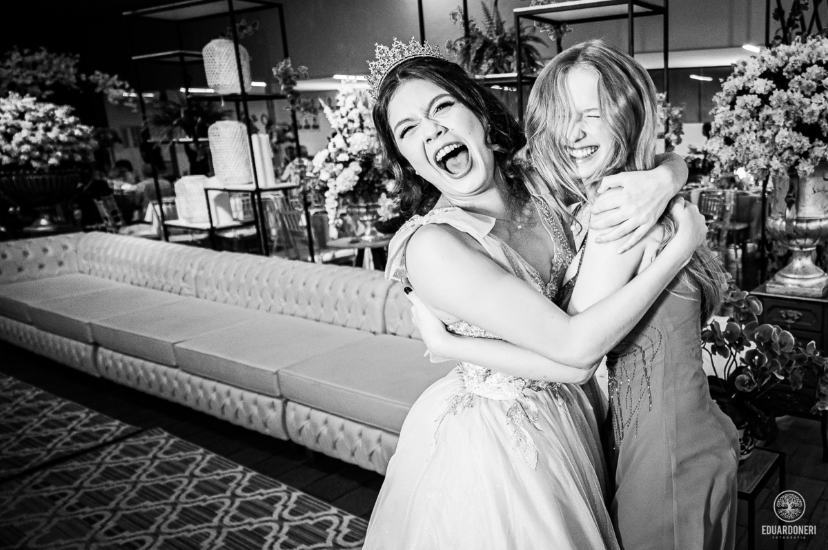 Fotografia de 15 anos da Yuri: uma bailarina cristã que celebra sua transição para a vida adulta. Capturamos momentos únicos de uma jovem talentosa na música e dança. Veja as fotos desse aniversário inesquecível em nosso site.