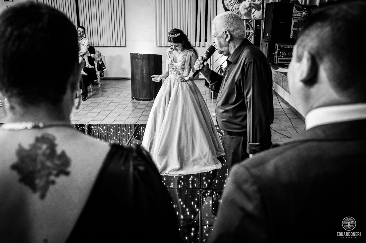 Fotografia de 15 anos da Yuri: uma bailarina cristã que celebra sua transição para a vida adulta. Capturamos momentos únicos de uma jovem talentosa na música e dança. Veja as fotos desse aniversário inesquecível em nosso site.