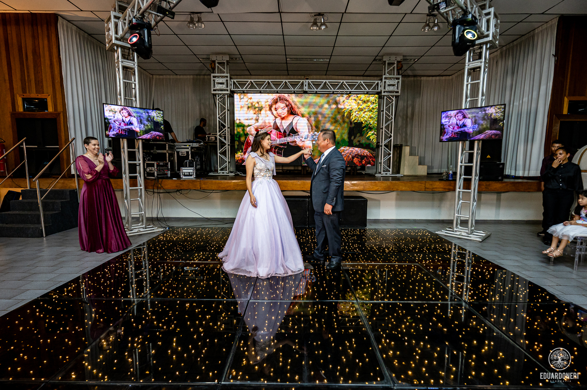 Fotografia de 15 anos da Yuri: uma bailarina cristã que celebra sua transição para a vida adulta. Capturamos momentos únicos de uma jovem talentosa na música e dança. Veja as fotos desse aniversário inesquecível em nosso site.