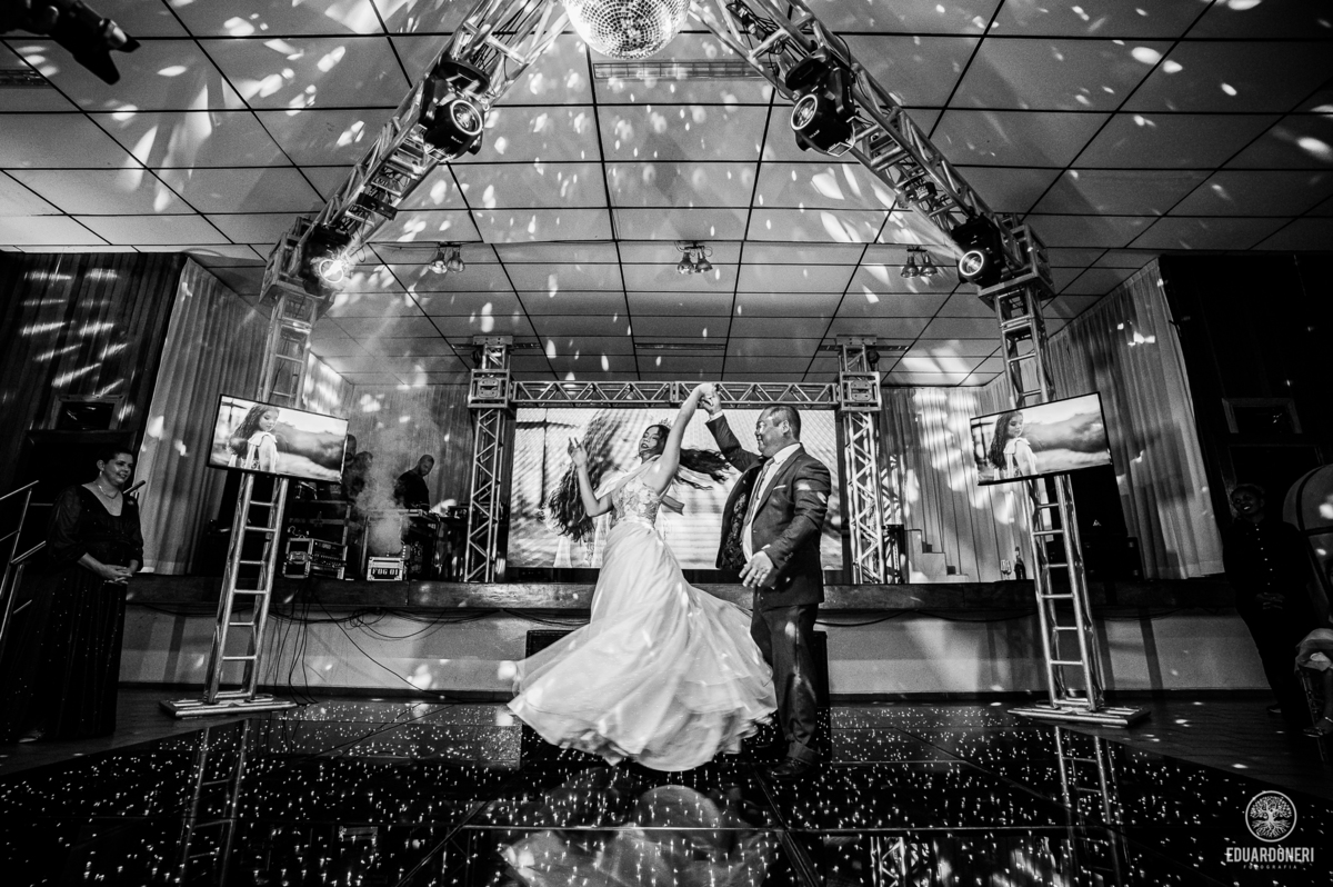 Fotografia de 15 anos da Yuri: uma bailarina cristã que celebra sua transição para a vida adulta. Capturamos momentos únicos de uma jovem talentosa na música e dança. Veja as fotos desse aniversário inesquecível em nosso site.