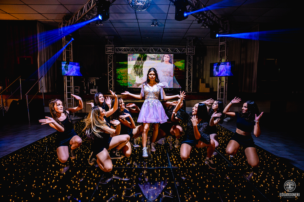 Fotografia de 15 anos da Yuri: uma bailarina cristã que celebra sua transição para a vida adulta. Capturamos momentos únicos de uma jovem talentosa na música e dança. Veja as fotos desse aniversário inesquecível em nosso site.