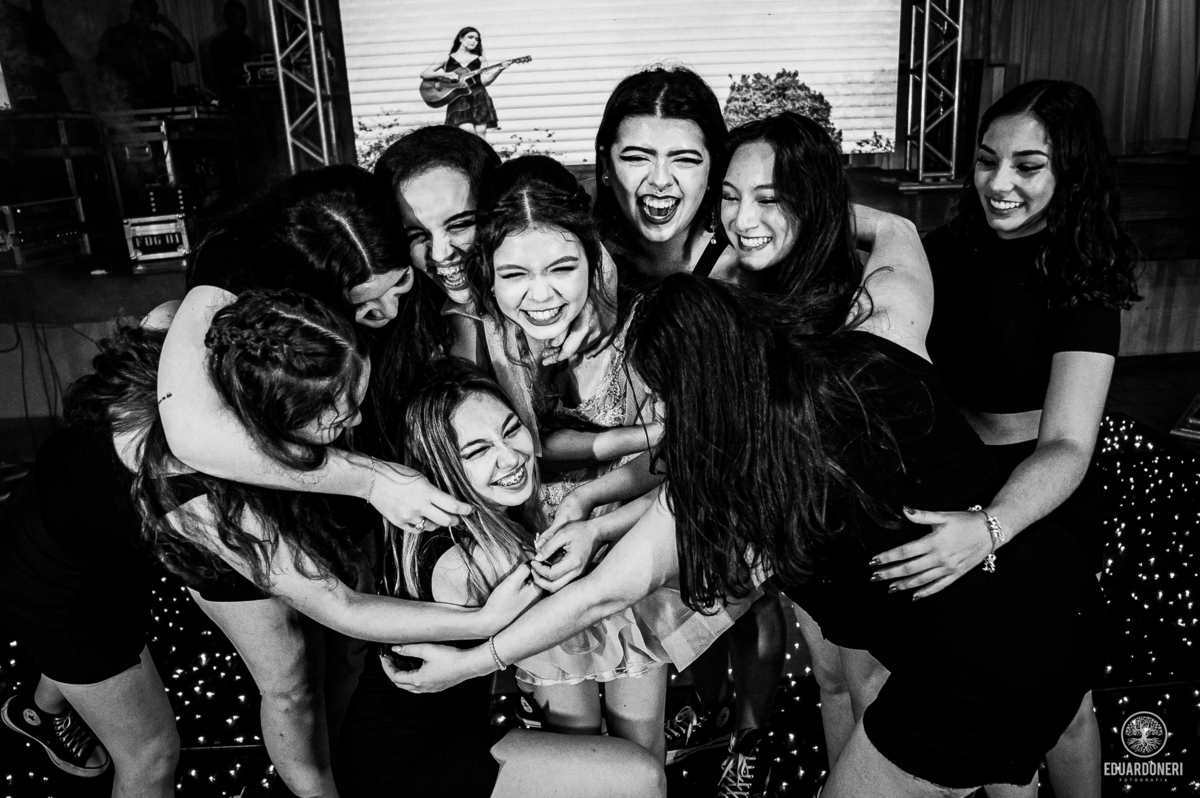 Fotografia de 15 anos da Yuri: uma bailarina cristã que celebra sua transição para a vida adulta. Capturamos momentos únicos de uma jovem talentosa na música e dança. Veja as fotos desse aniversário inesquecível em nosso site.