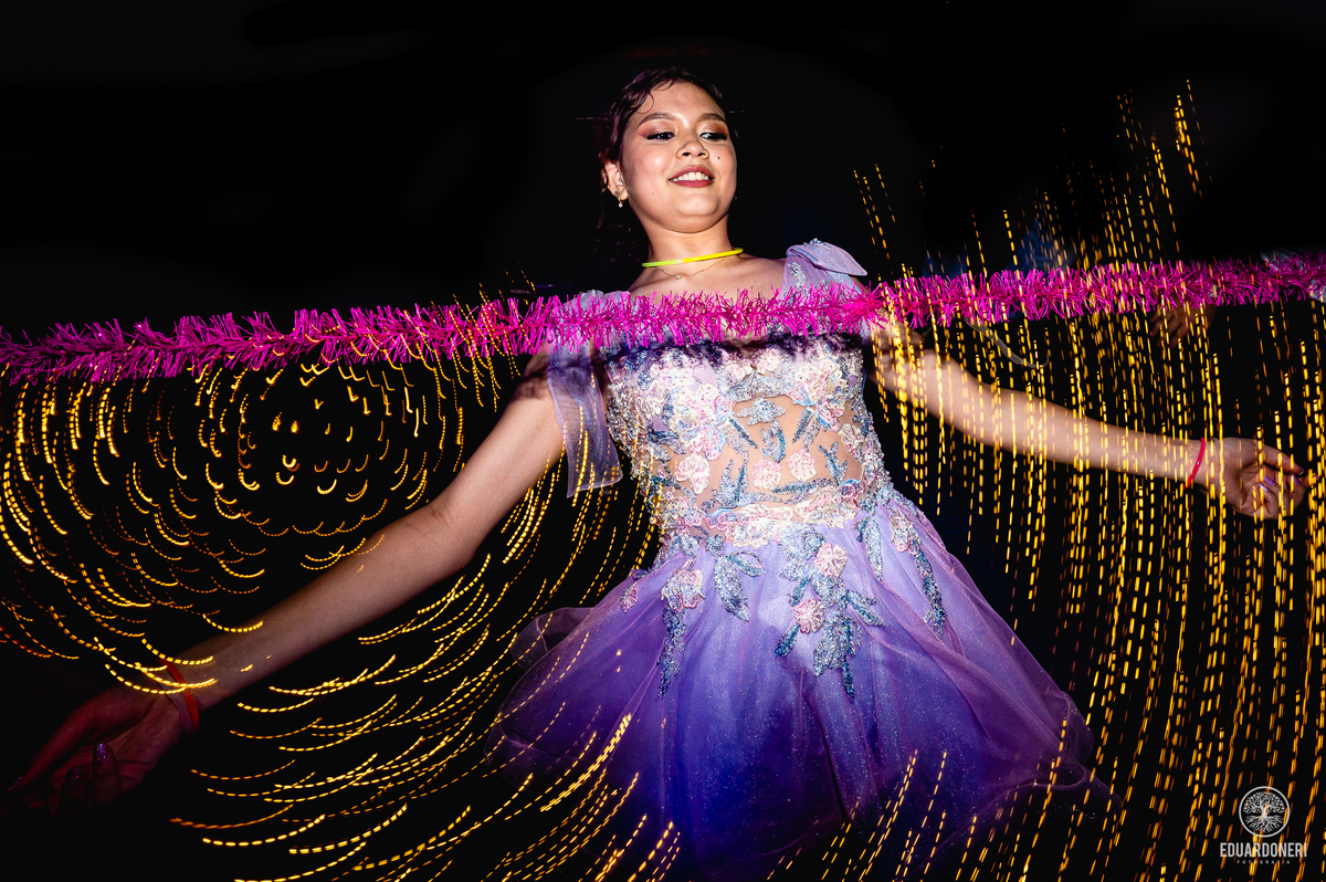 Fotografia de 15 anos da Yuri: uma bailarina cristã que celebra sua transição para a vida adulta. Capturamos momentos únicos de uma jovem talentosa na música e dança. Veja as fotos desse aniversário inesquecível em nosso site.