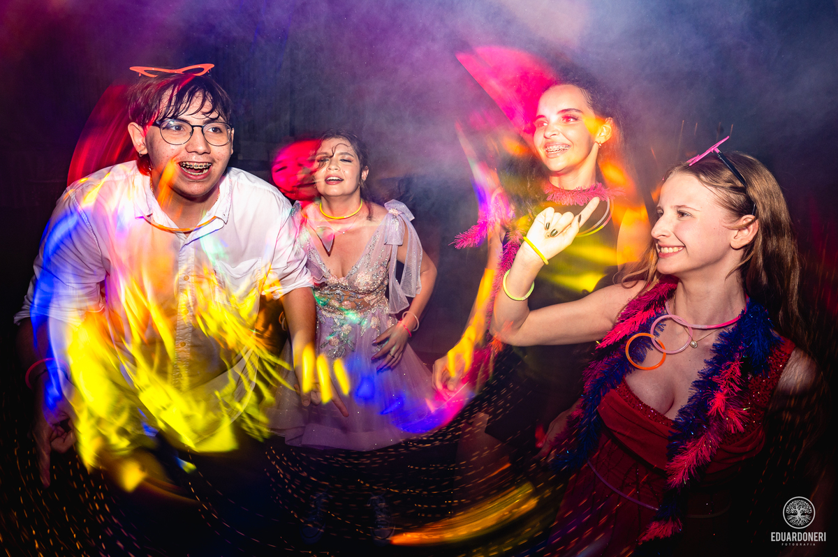 Fotografia de 15 anos da Yuri: uma bailarina cristã que celebra sua transição para a vida adulta. Capturamos momentos únicos de uma jovem talentosa na música e dança. Veja as fotos desse aniversário inesquecível em nosso site.