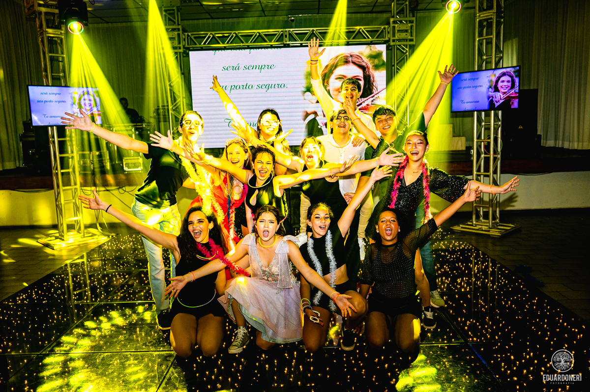 Fotografia de 15 anos da Yuri: uma bailarina cristã que celebra sua transição para a vida adulta. Capturamos momentos únicos de uma jovem talentosa na música e dança. Veja as fotos desse aniversário inesquecível em nosso site.