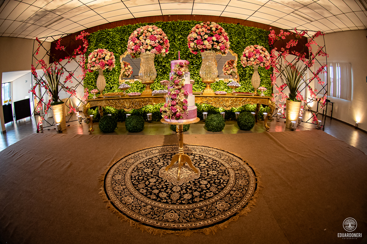 Fotografia de 15 anos da Yuri: uma bailarina cristã que celebra sua transição para a vida adulta. Capturamos momentos únicos de uma jovem talentosa na música e dança. Veja as fotos desse aniversário inesquecível em nosso site.